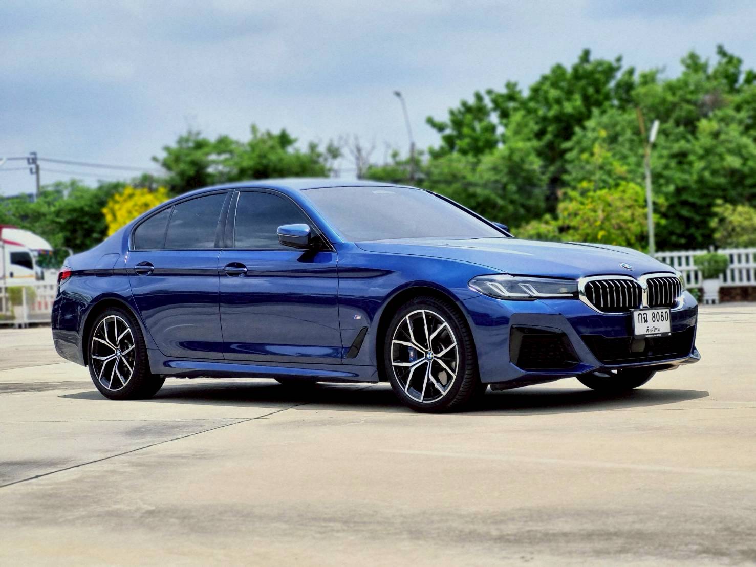 2021 BMW 5 Series G30 530e สีน้ำเงิน (รูปที่ 3)
