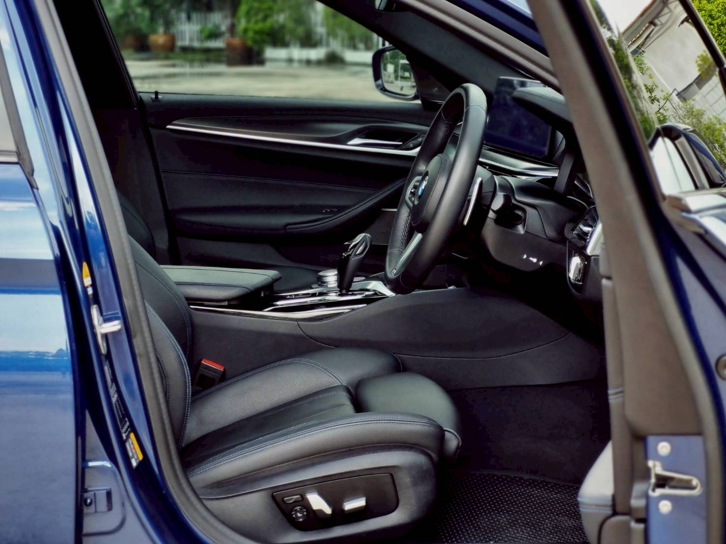 2021 BMW 5 Series G30 530e สีน้ำเงิน (รูปที่ 10)
