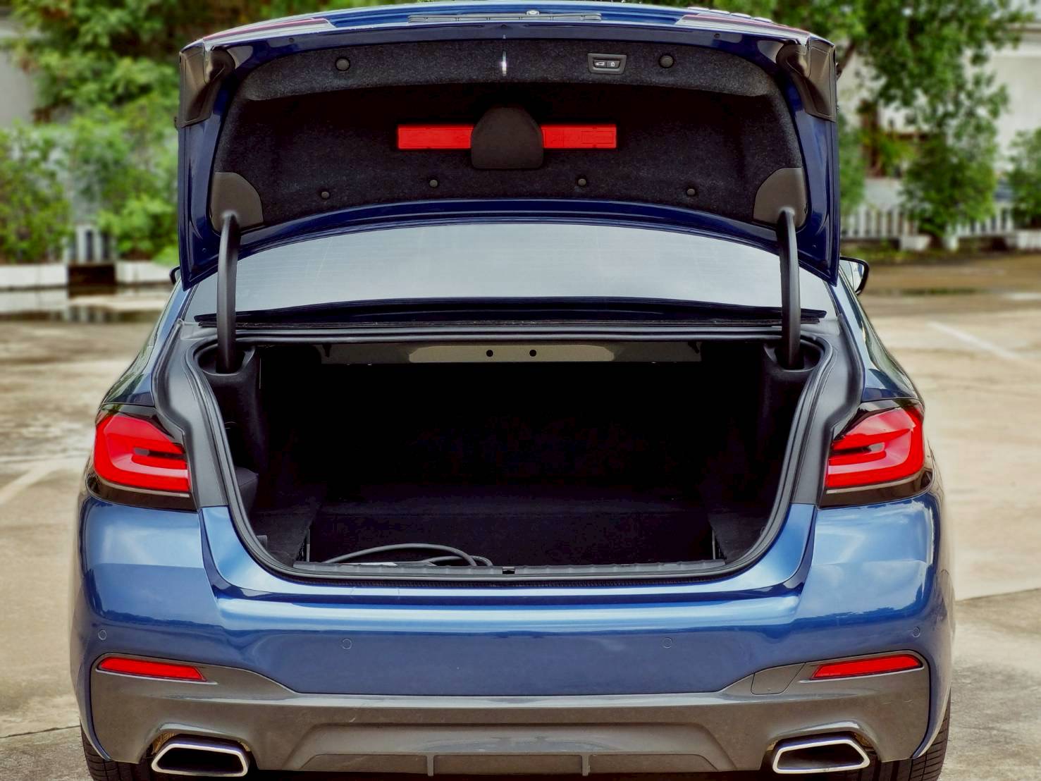 2021 BMW 5 Series G30 530e สีน้ำเงิน (รูปที่ 13)