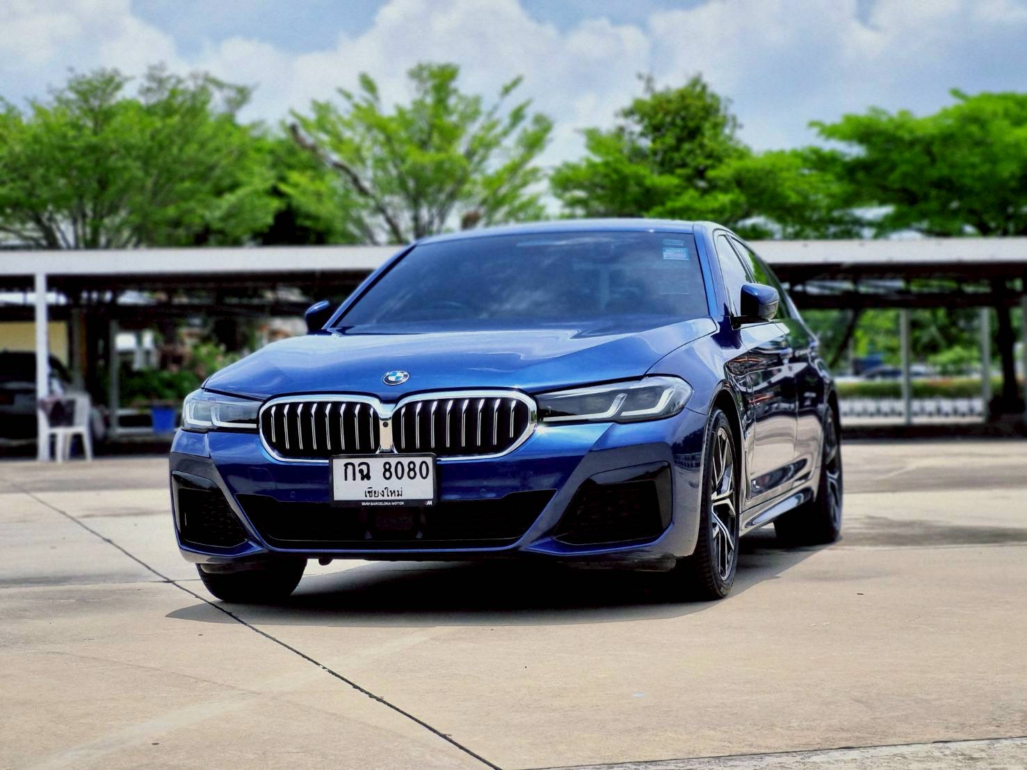 2021 BMW 5 Series G30 530e สีน้ำเงิน (รูปที่ 2)