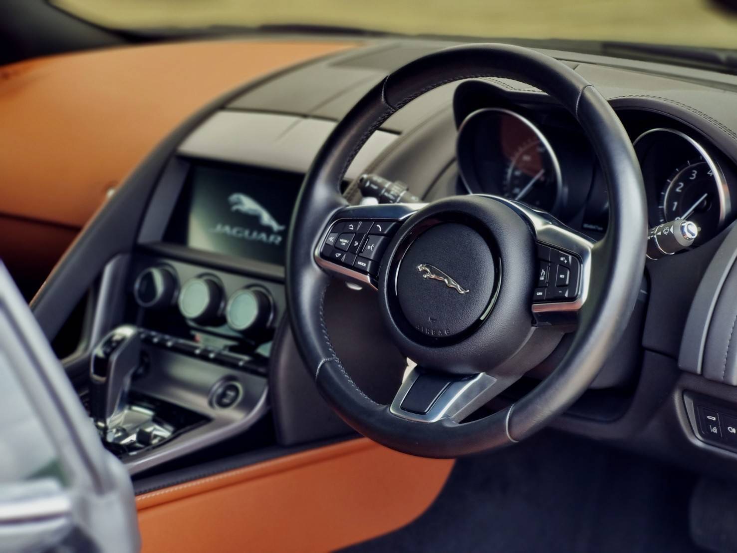 2019 Jaguar F-Type Coupe สีดำ (รูปที่ 9)