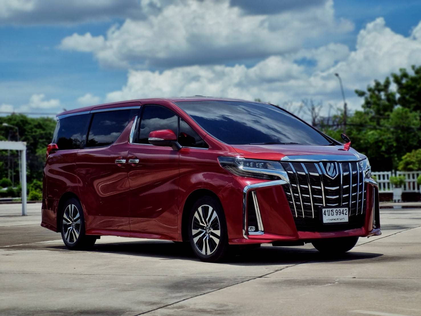 2020 Toyota Alphard สีแดง (รูปที่ 3)