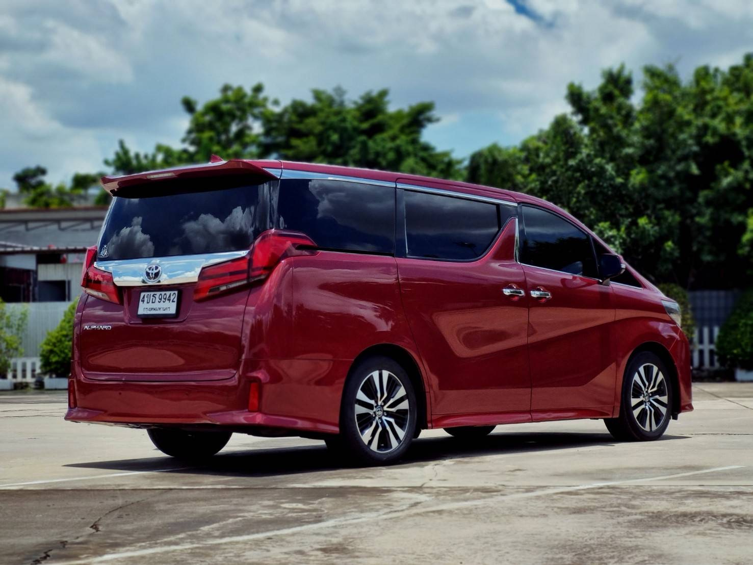 2020 Toyota Alphard สีแดง (รูปที่ 6)