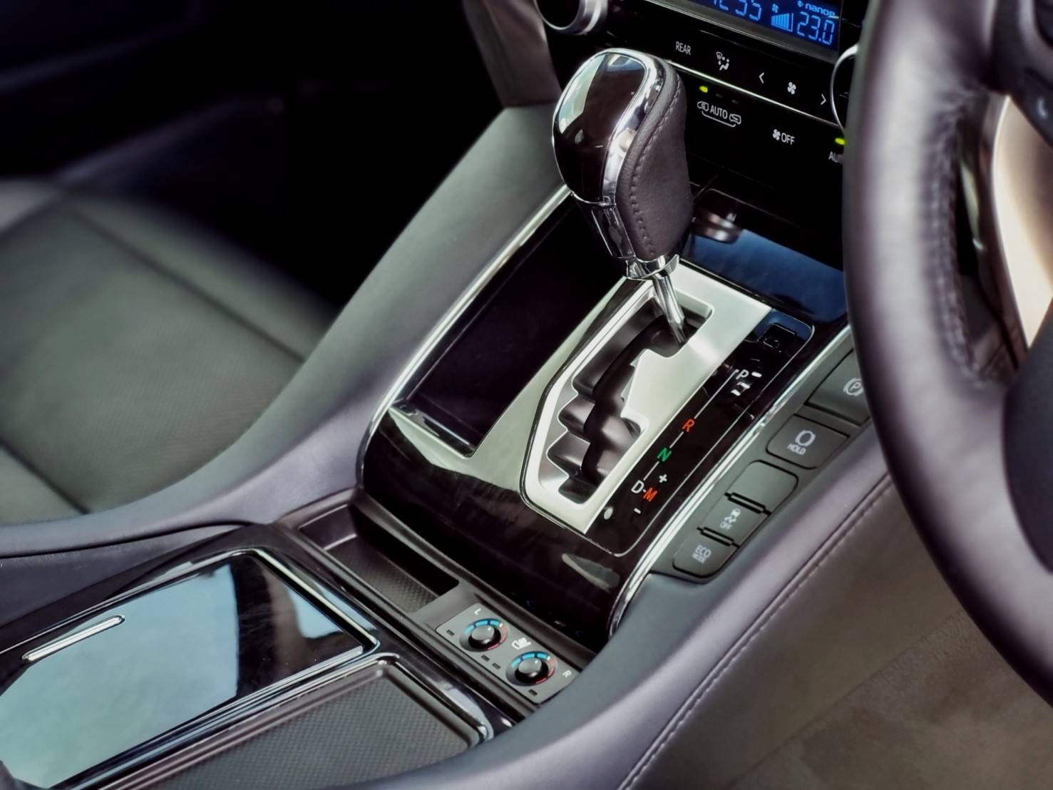 2020 Toyota Alphard สีแดง (รูปที่ 12)