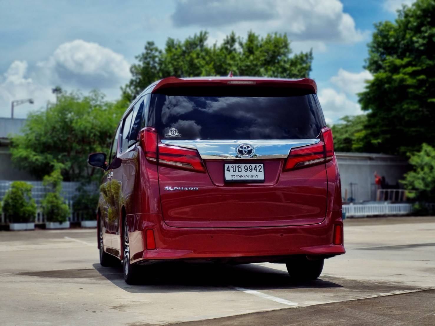 2020 Toyota Alphard สีแดง (รูปที่ 5)