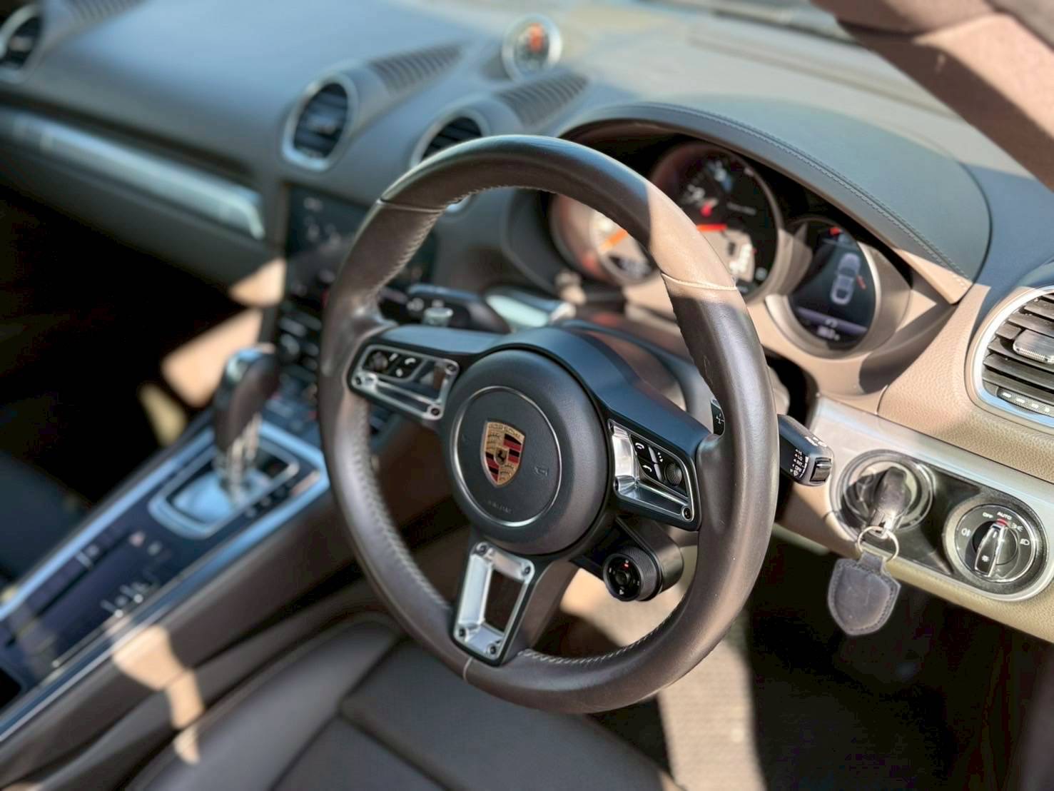 2018 Porsche 718 Cayman สีเทา (รูปที่ 8)