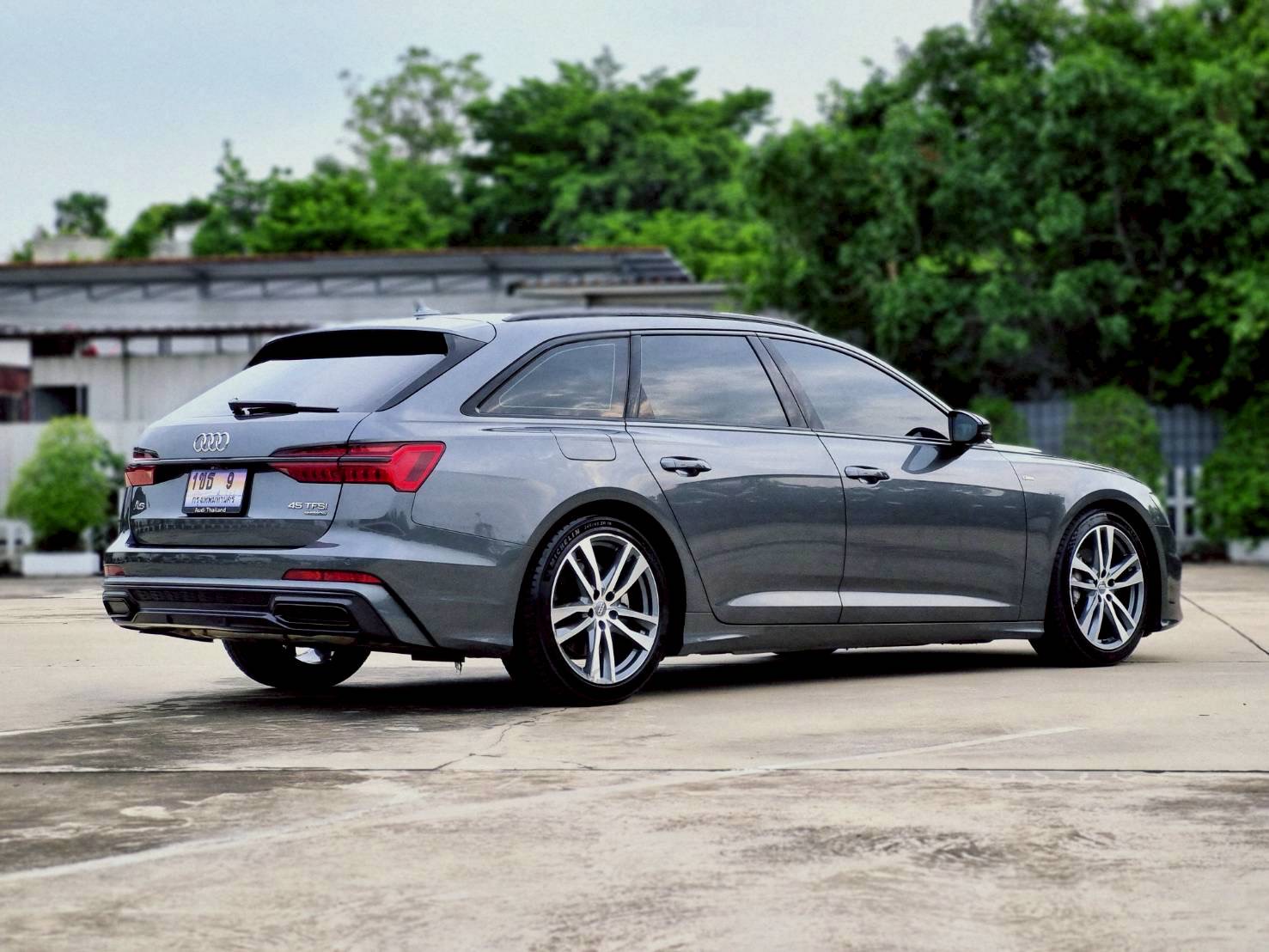 2020 Audi A6 RS6 Avant สีดำ (รูปที่ 6)