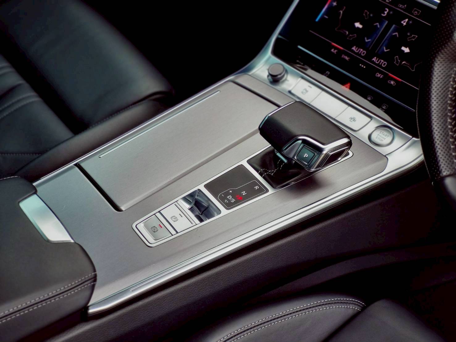 2020 Audi A6 RS6 Avant สีดำ (รูปที่ 10)
