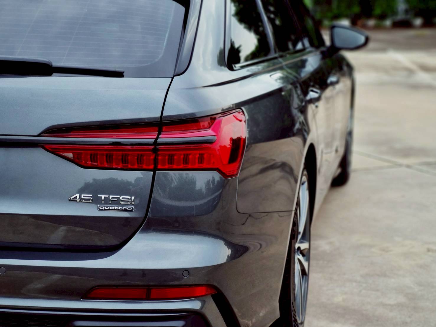 2020 Audi A6 RS6 Avant สีดำ (รูปที่ 17)