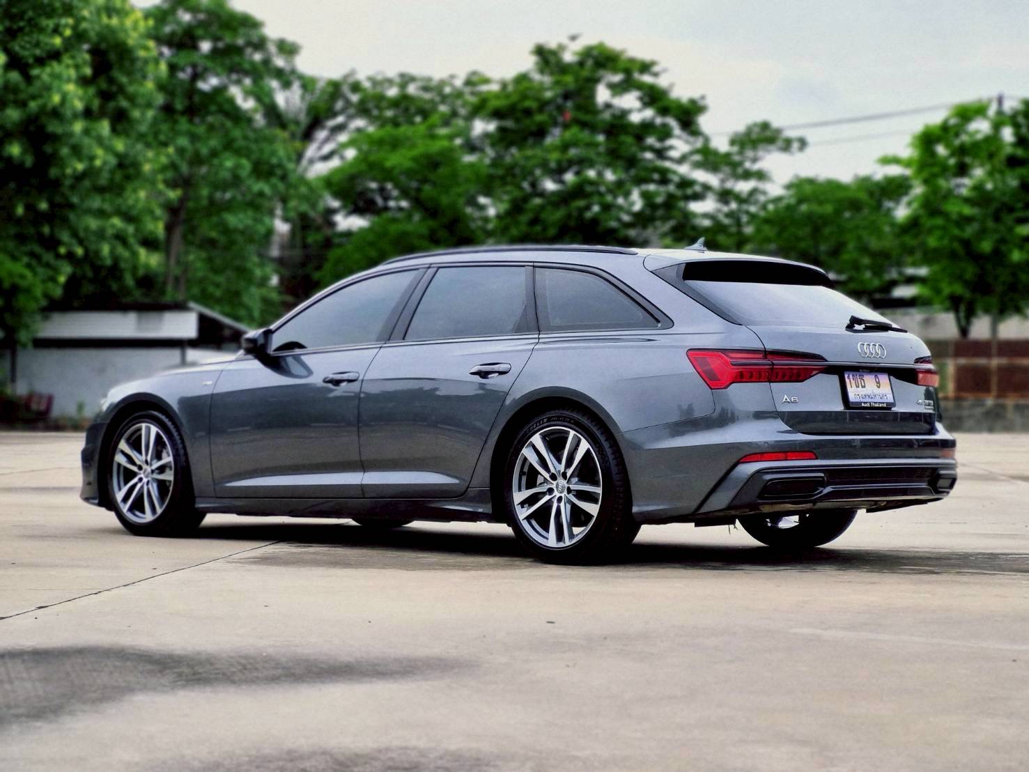 2020 Audi A6 RS6 Avant สีดำ (รูปที่ 4)