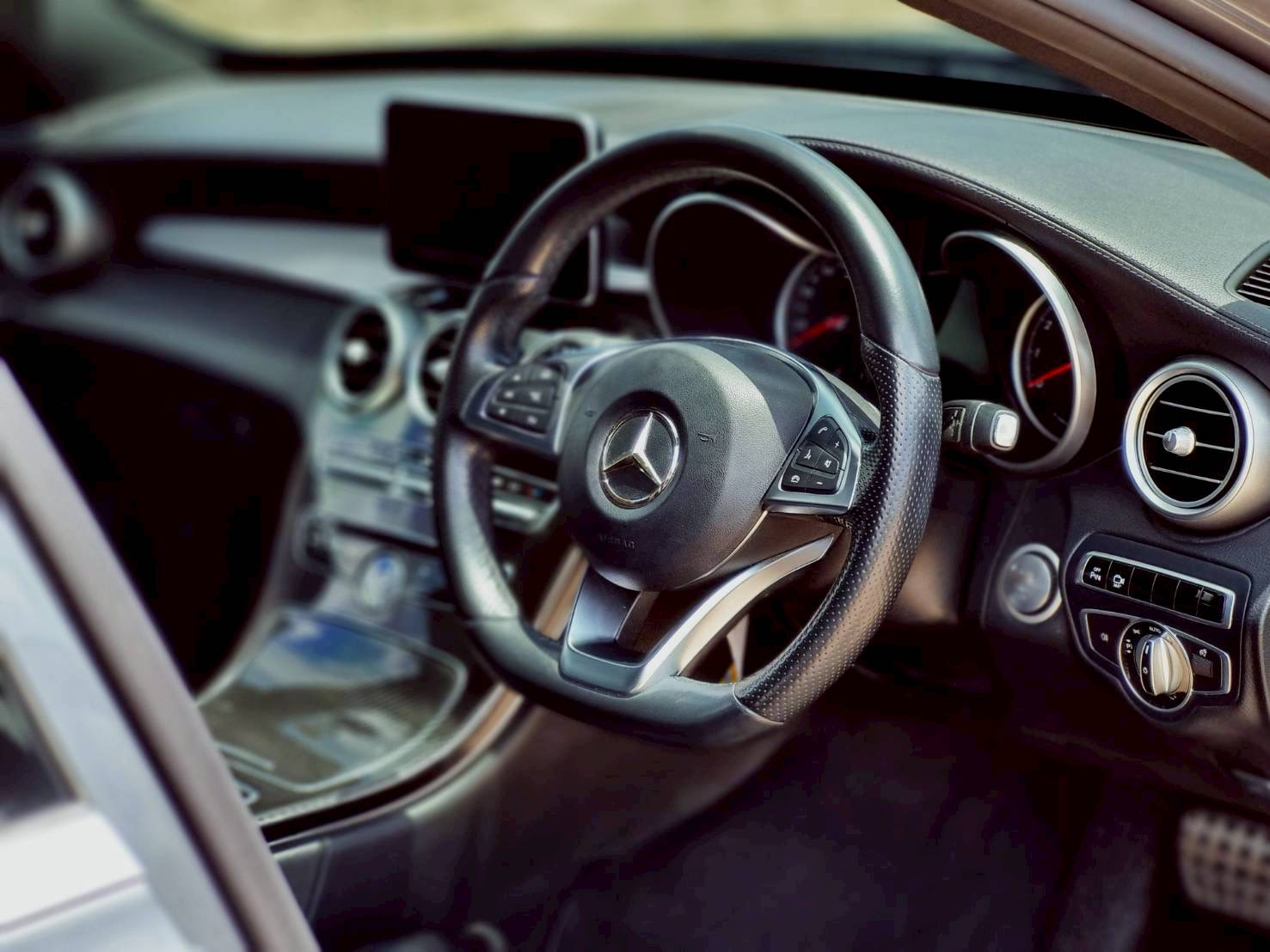 2018 Mercedes-Benz C-Class Coupe C 250 AMG สีเทา (รูปที่ 10)
