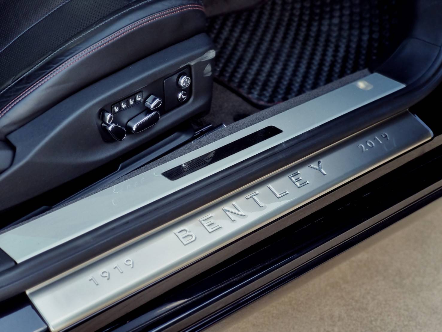 2020 Bentley Continental GT สีดำ (รูปที่ 15)