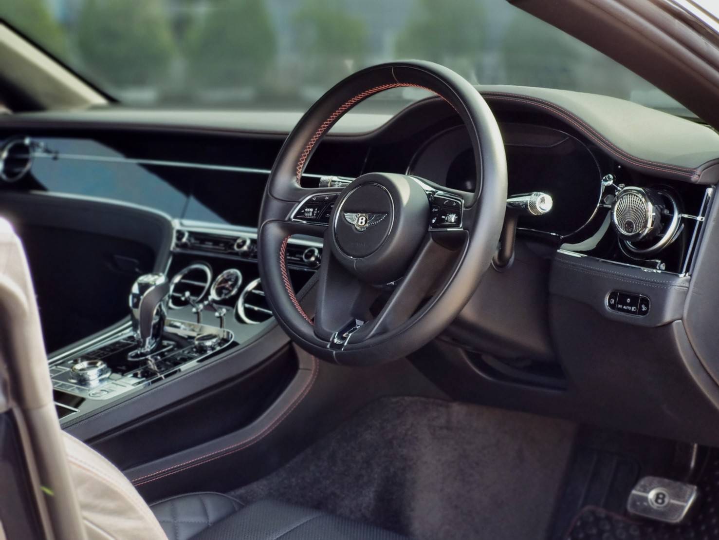 2020 Bentley Continental GT สีดำ (รูปที่ 8)