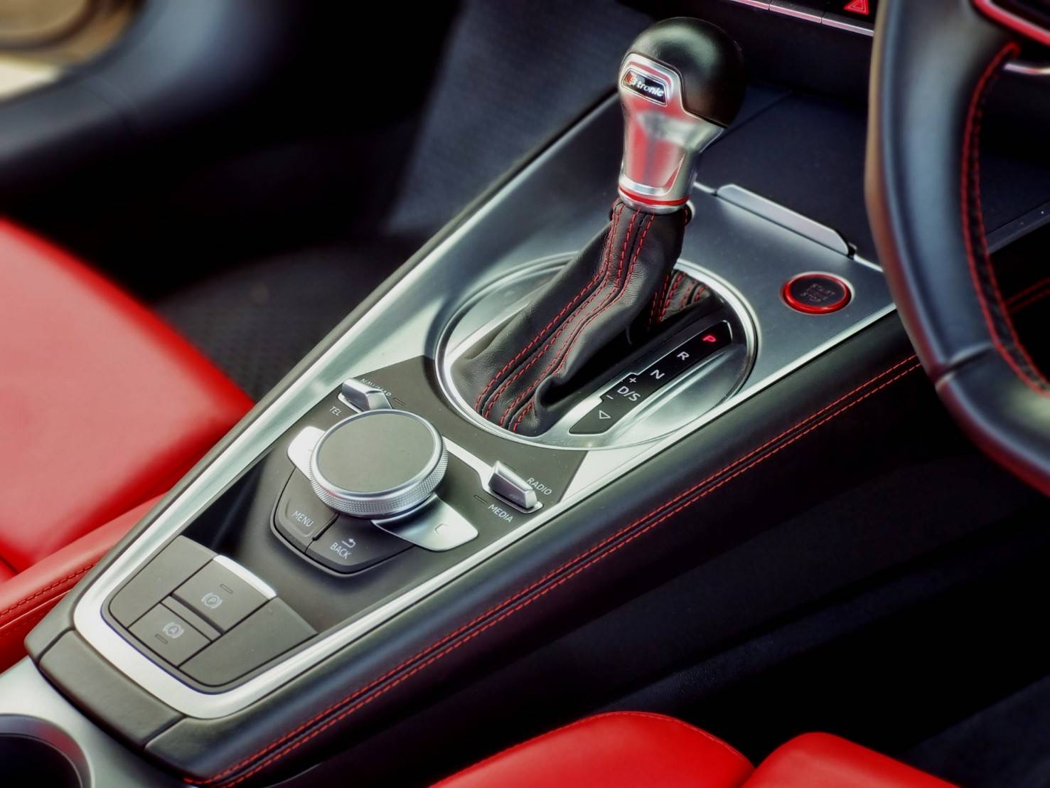 2018 Audi TT สีเทา (รูปที่ 12)