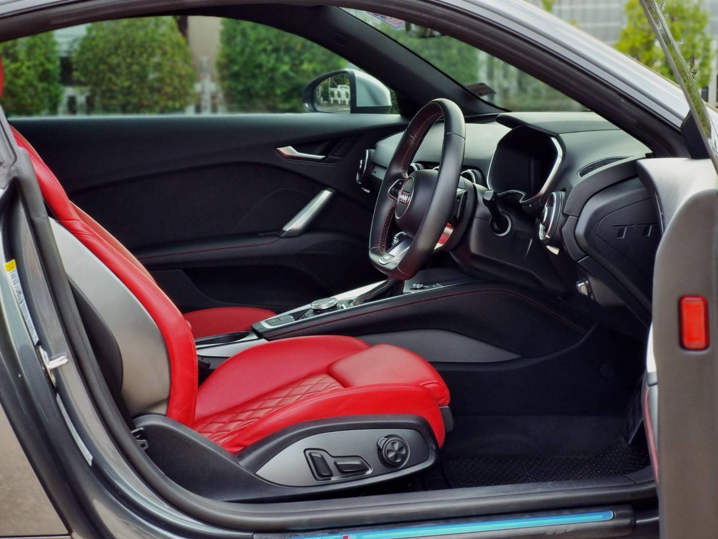 2018 Audi TT สีเทา (รูปที่ 7)