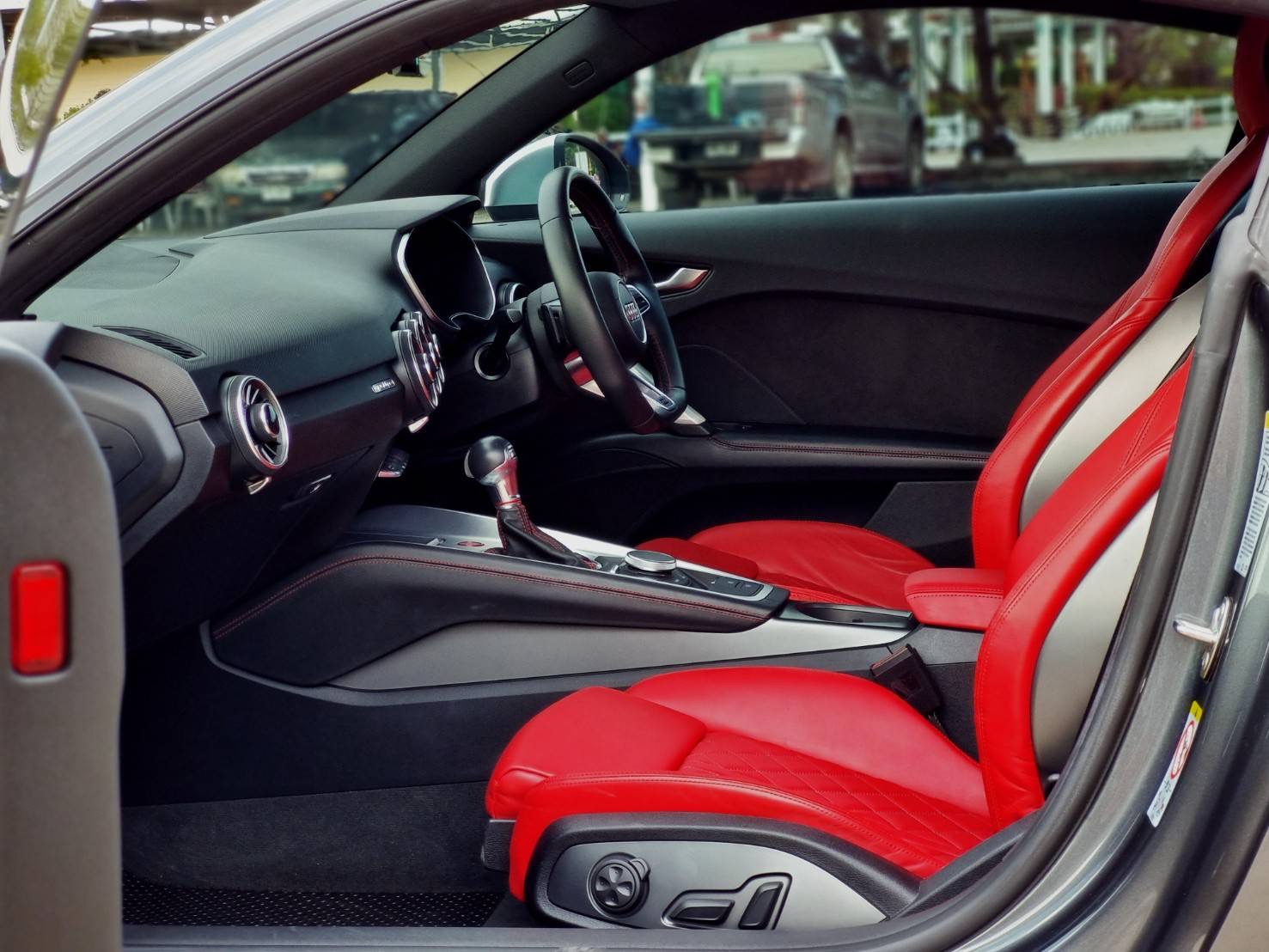 2018 Audi TT สีเทา (รูปที่ 10)