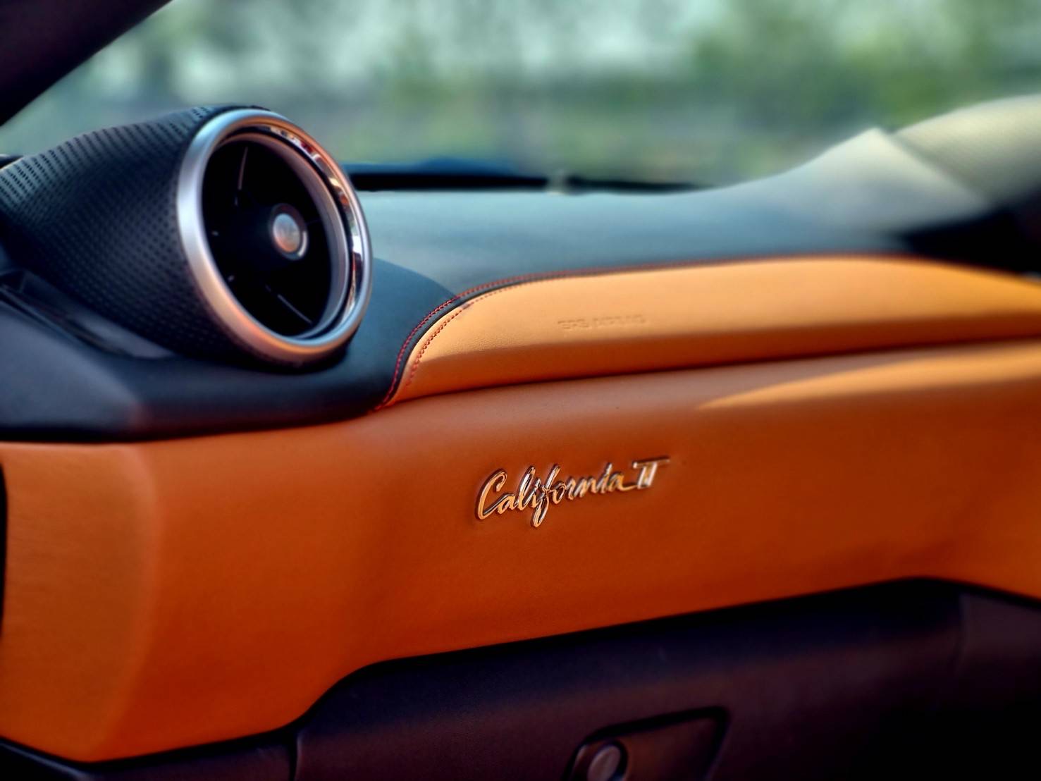 2016 Ferrari California T สีแดง (รูปที่ 11)