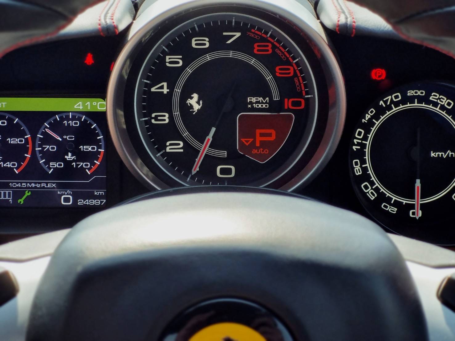2016 Ferrari California T สีแดง (รูปที่ 10)