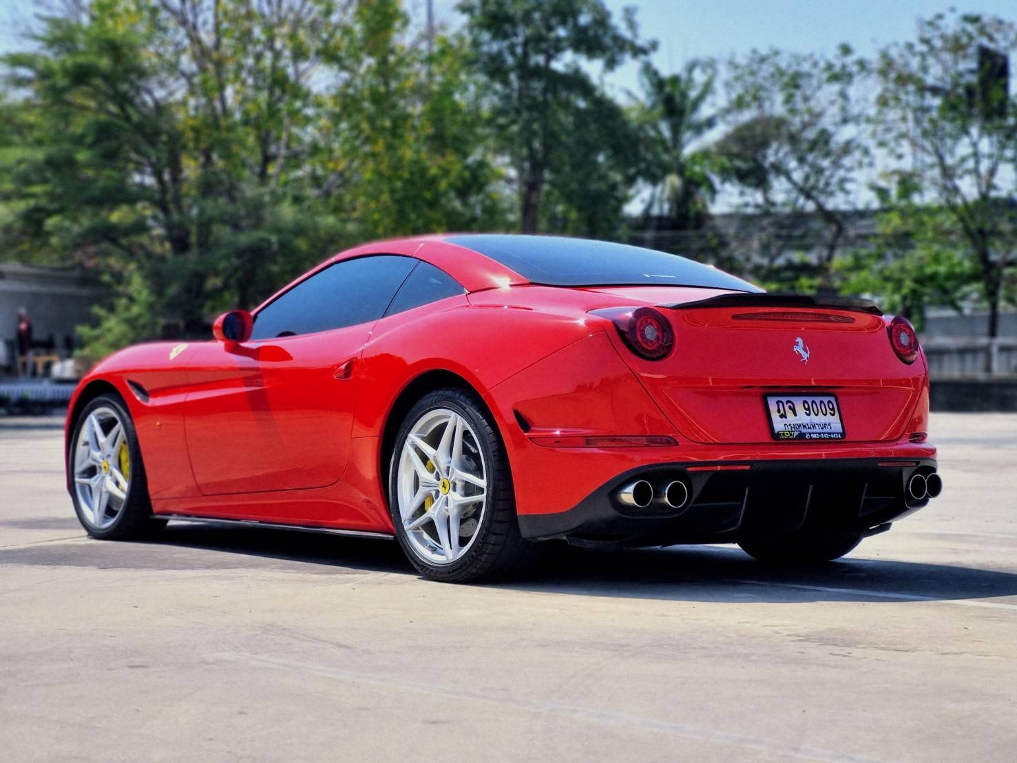 2016 Ferrari California T สีแดง (รูปที่ 4)