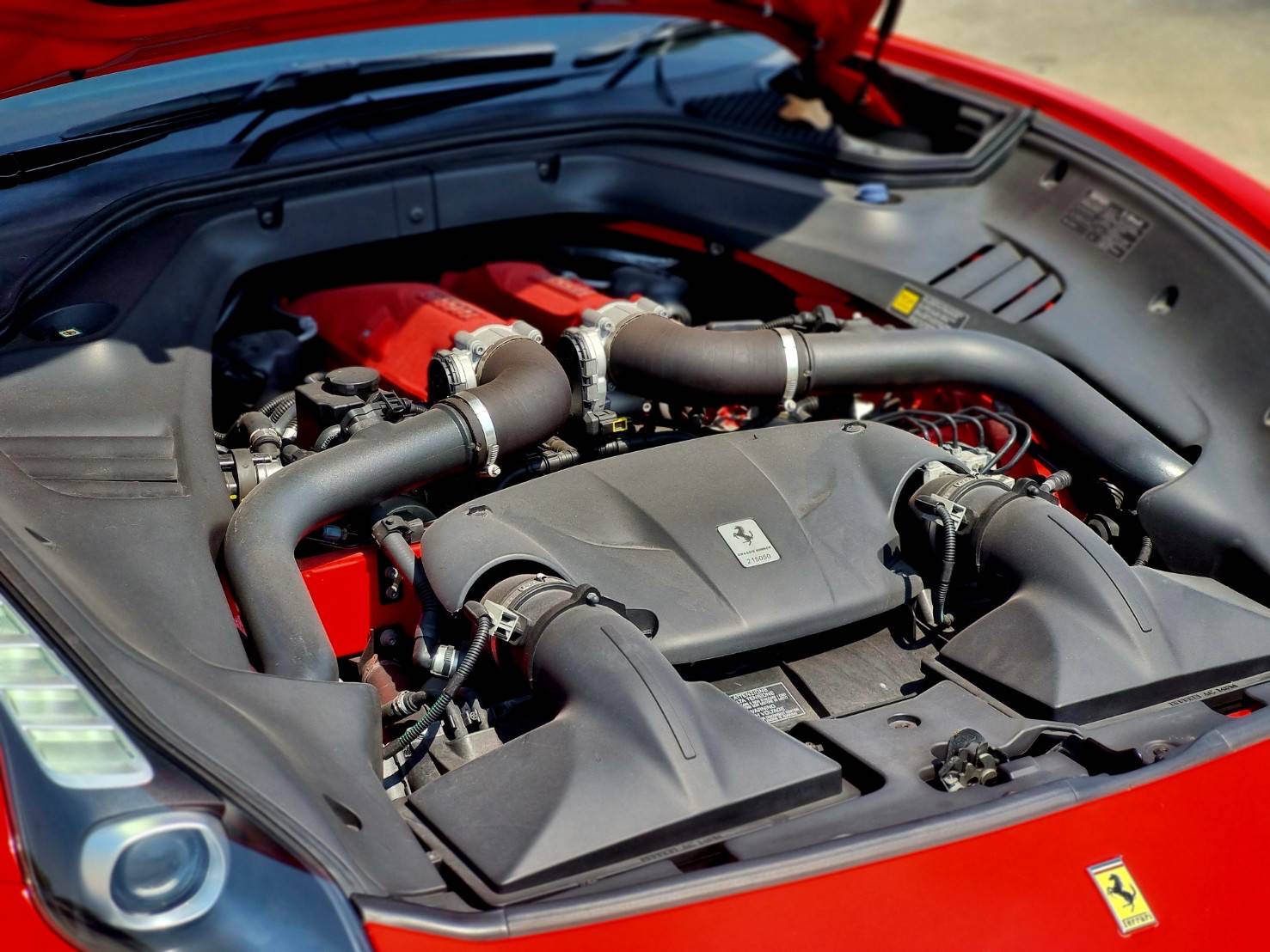 2016 Ferrari California T สีแดง (รูปที่ 19)