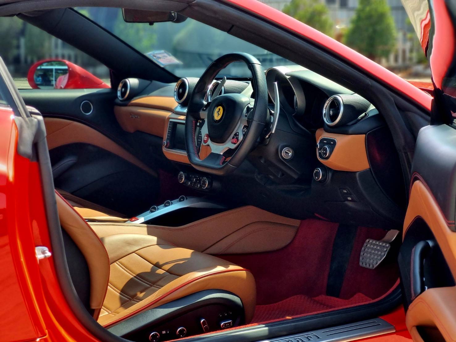 2016 Ferrari California T สีแดง (รูปที่ 9)