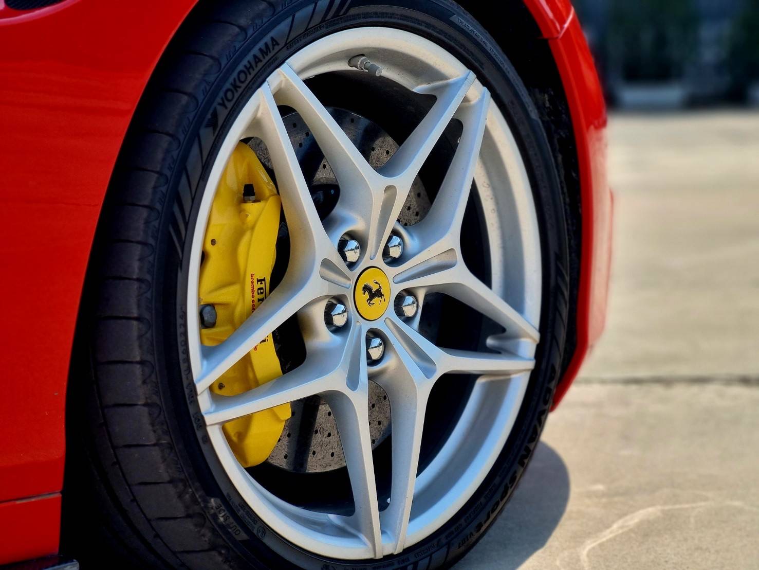 2016 Ferrari California T สีแดง (รูปที่ 15)