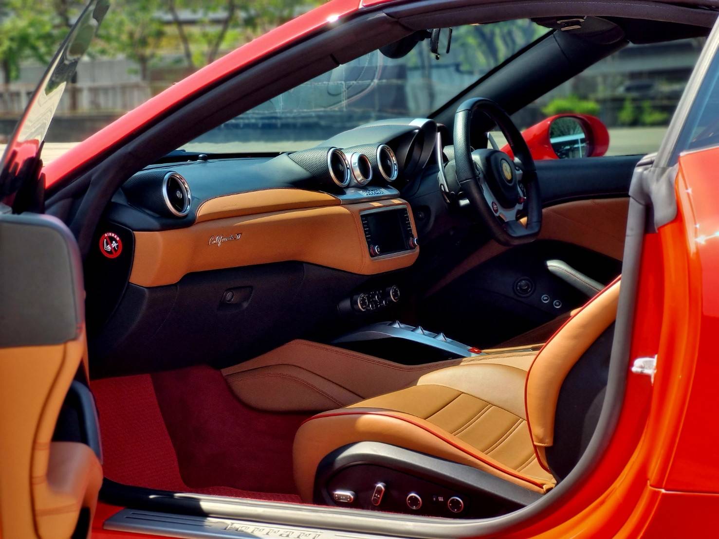 2016 Ferrari California T สีแดง (รูปที่ 8)