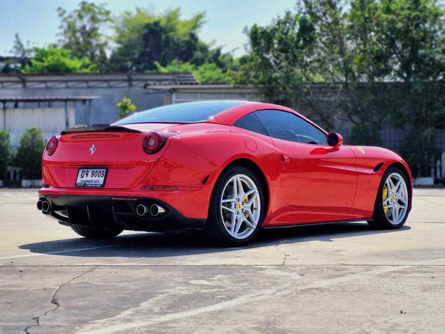 2016 Ferrari California T สีแดง (รูปที่ 6)