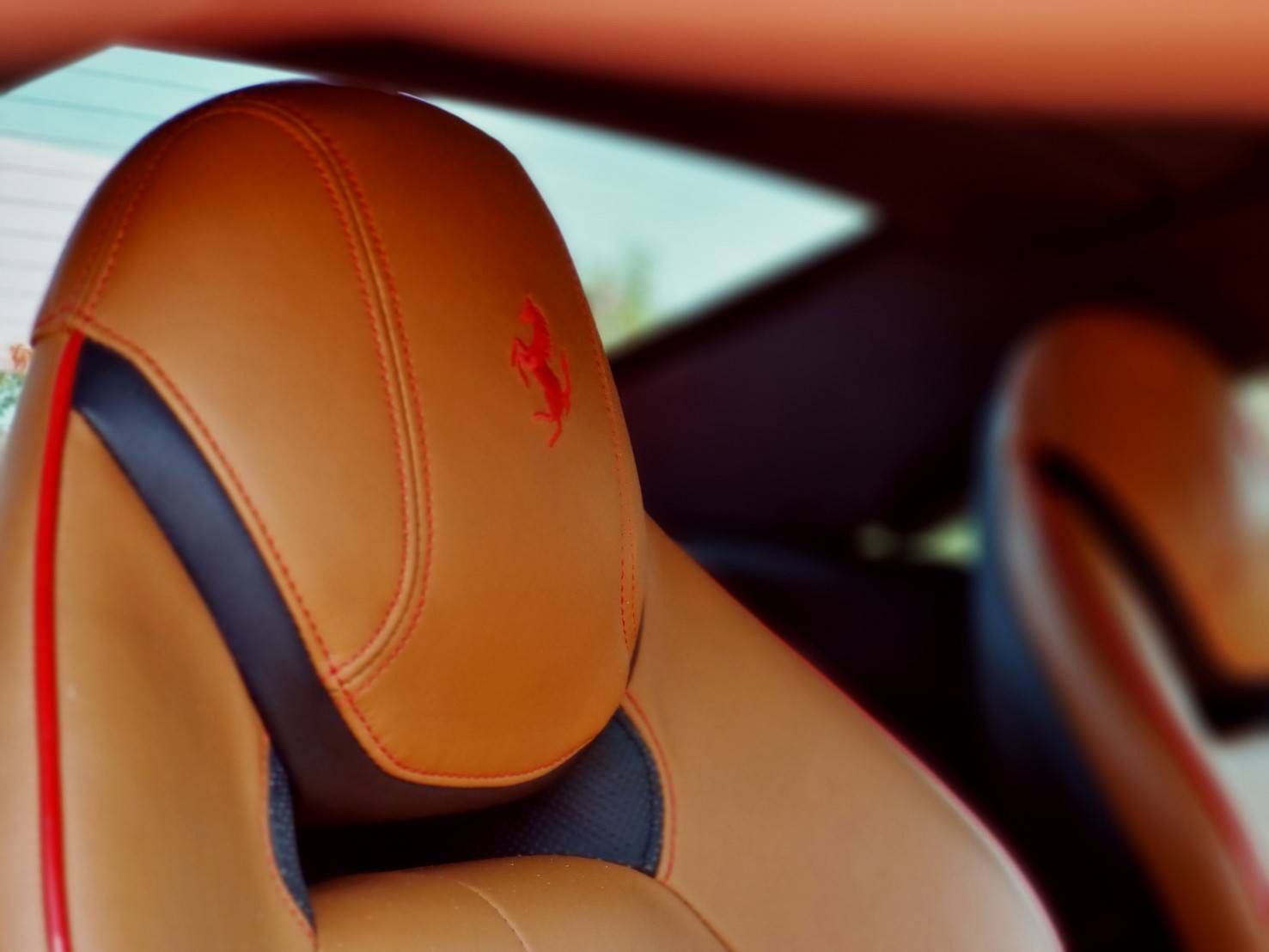 2016 Ferrari California T สีแดง (รูปที่ 16)