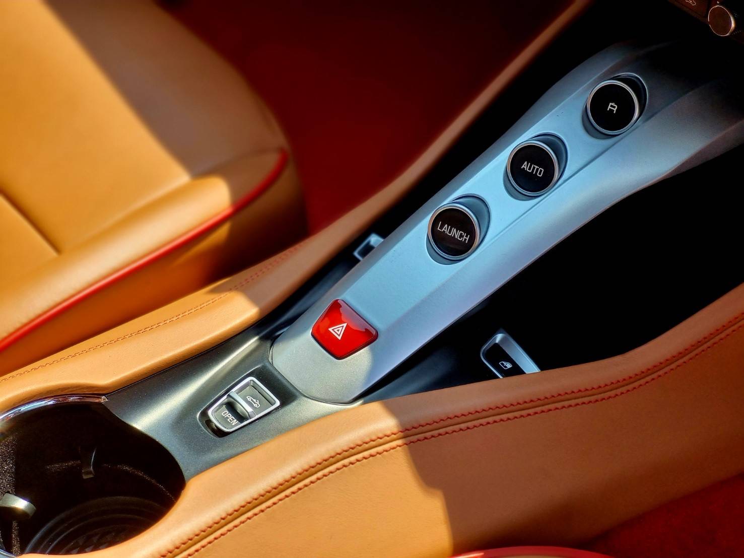 2016 Ferrari California T สีแดง (รูปที่ 13)