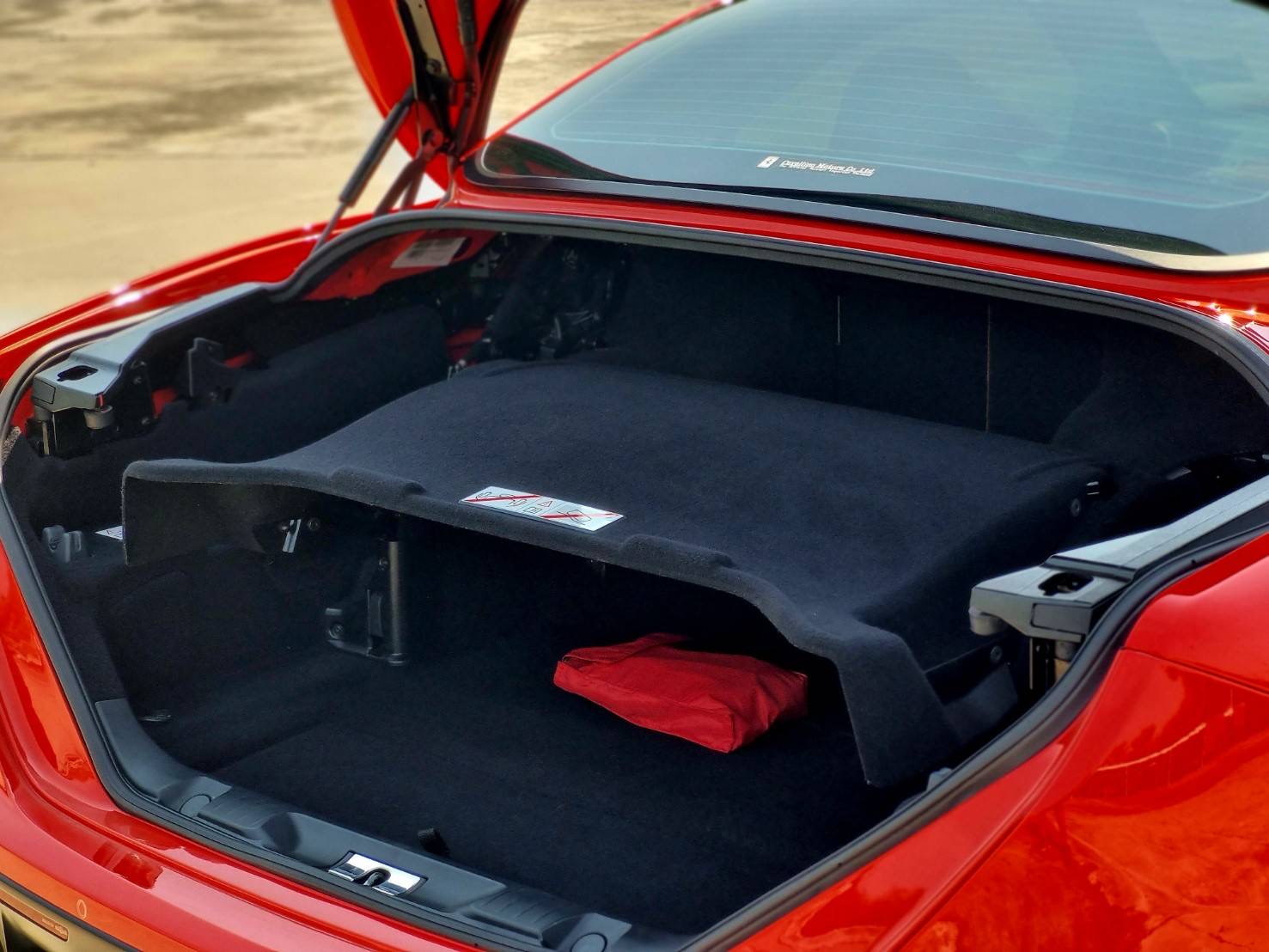 2016 Ferrari California T สีแดง (รูปที่ 14)