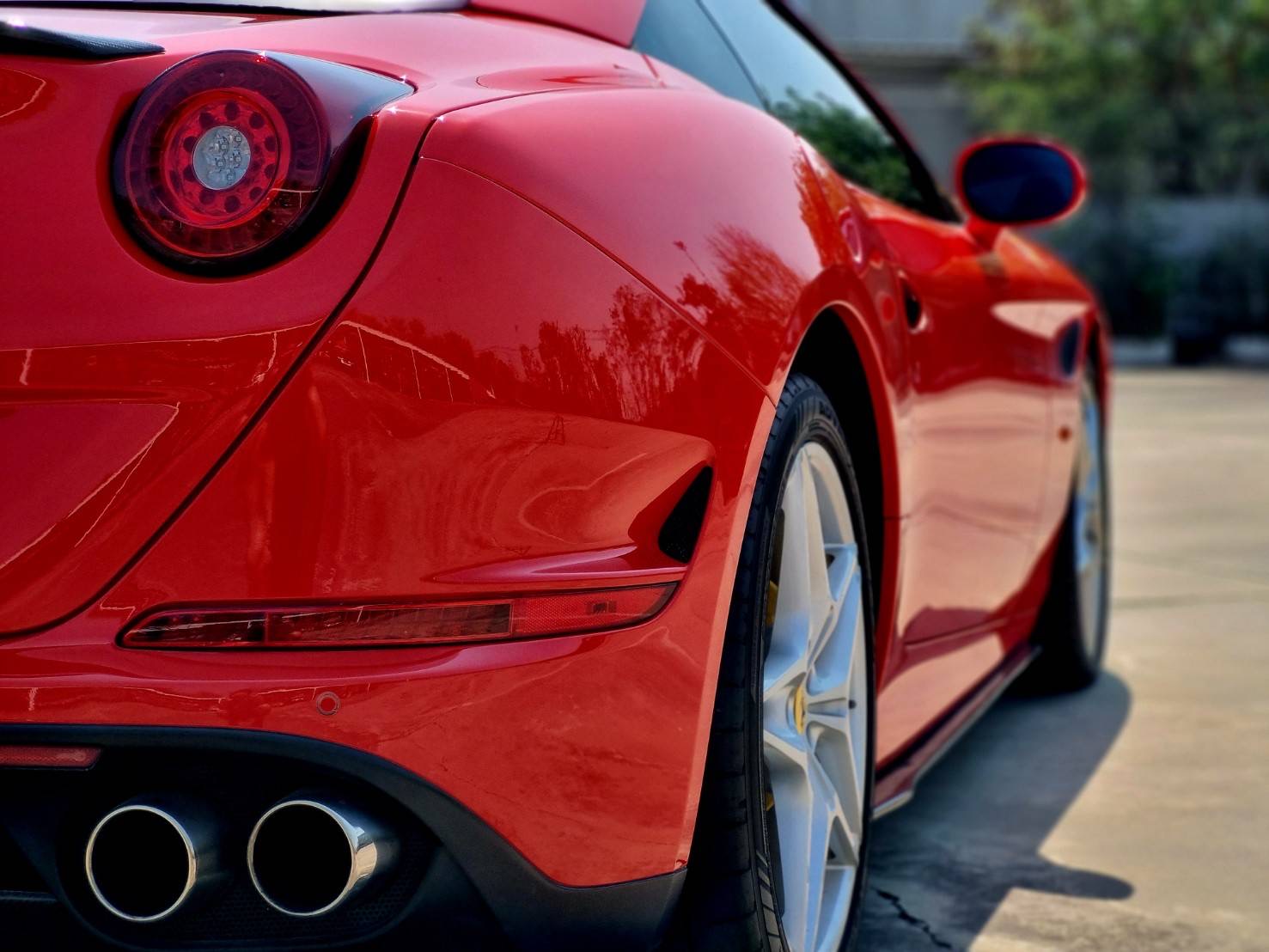 2016 Ferrari California T สีแดง (รูปที่ 18)