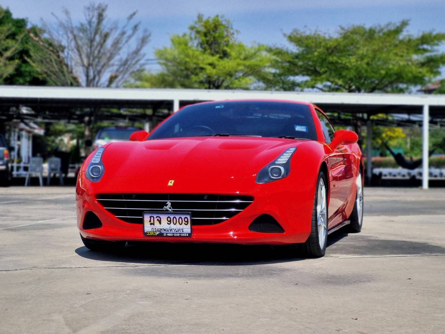 2016 Ferrari California T สีแดง (รูปที่ 2)