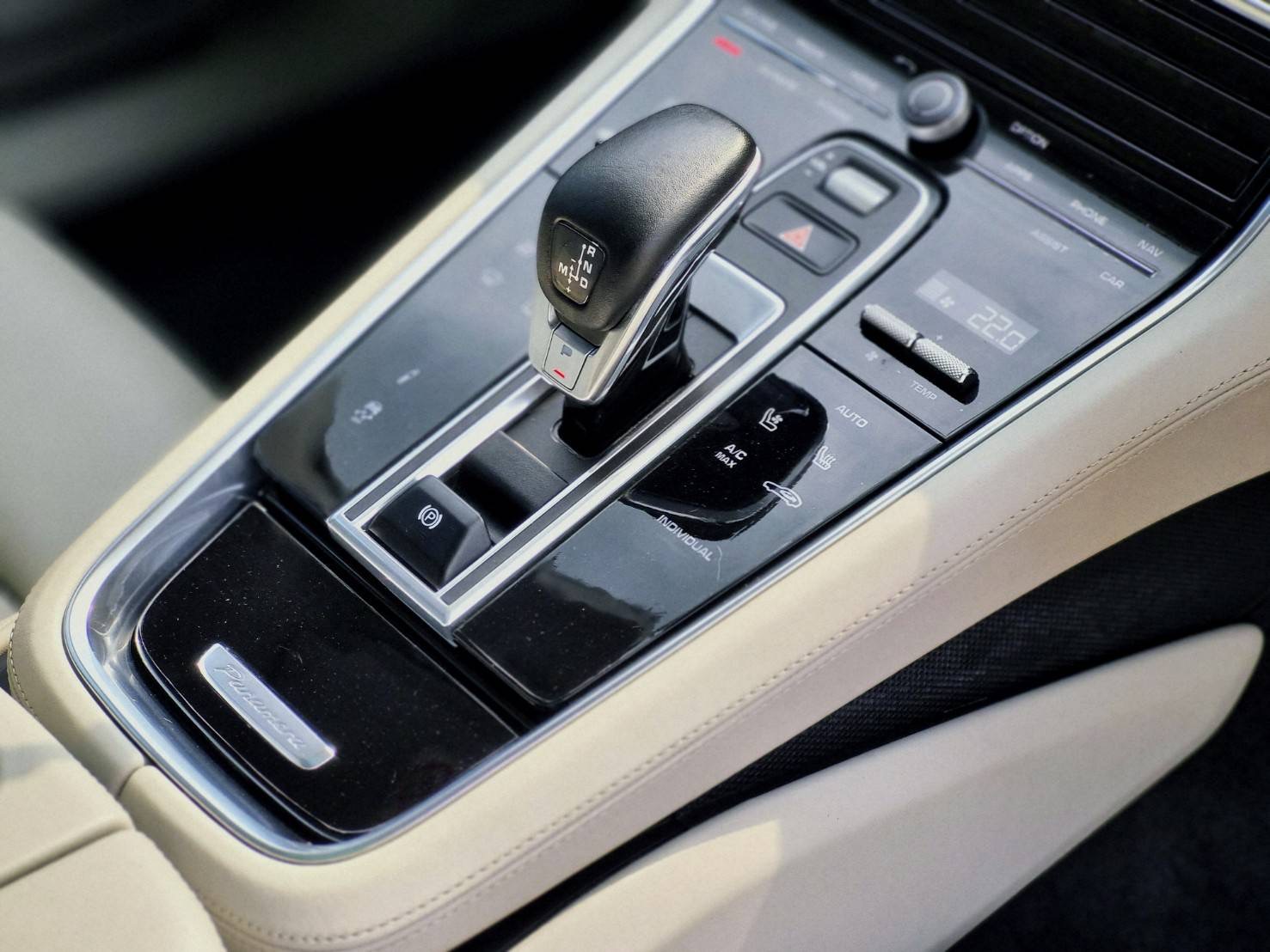 2019 Porsche Panamera E-Hybrid สีน้ำเงิน (รูปที่ 10)