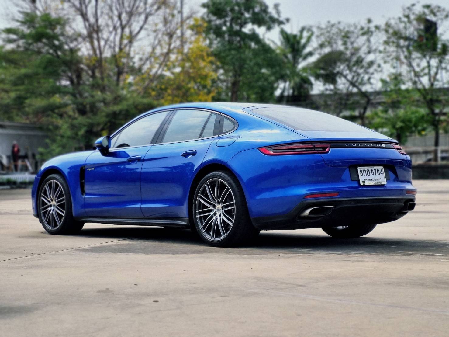 2019 Porsche Panamera E-Hybrid สีน้ำเงิน (รูปที่ 6)