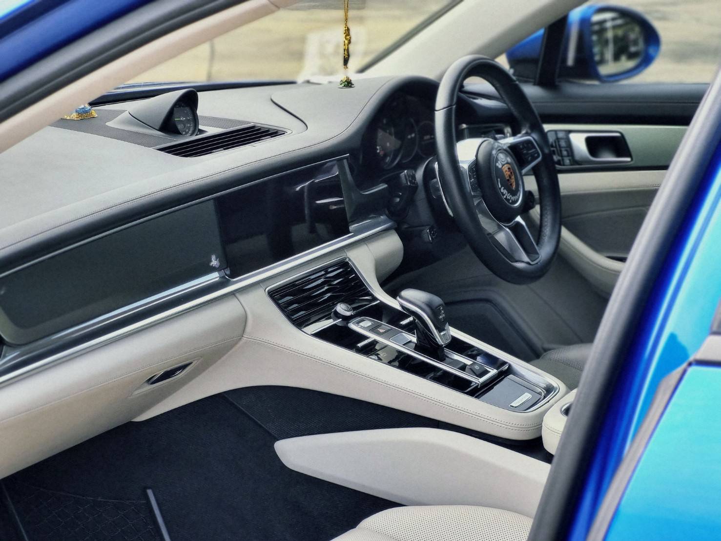 2019 Porsche Panamera E-Hybrid สีน้ำเงิน (รูปที่ 7)
