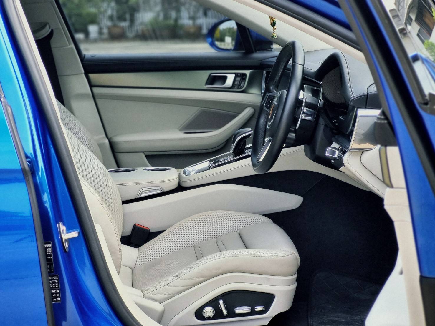 2019 Porsche Panamera E-Hybrid สีน้ำเงิน (รูปที่ 9)