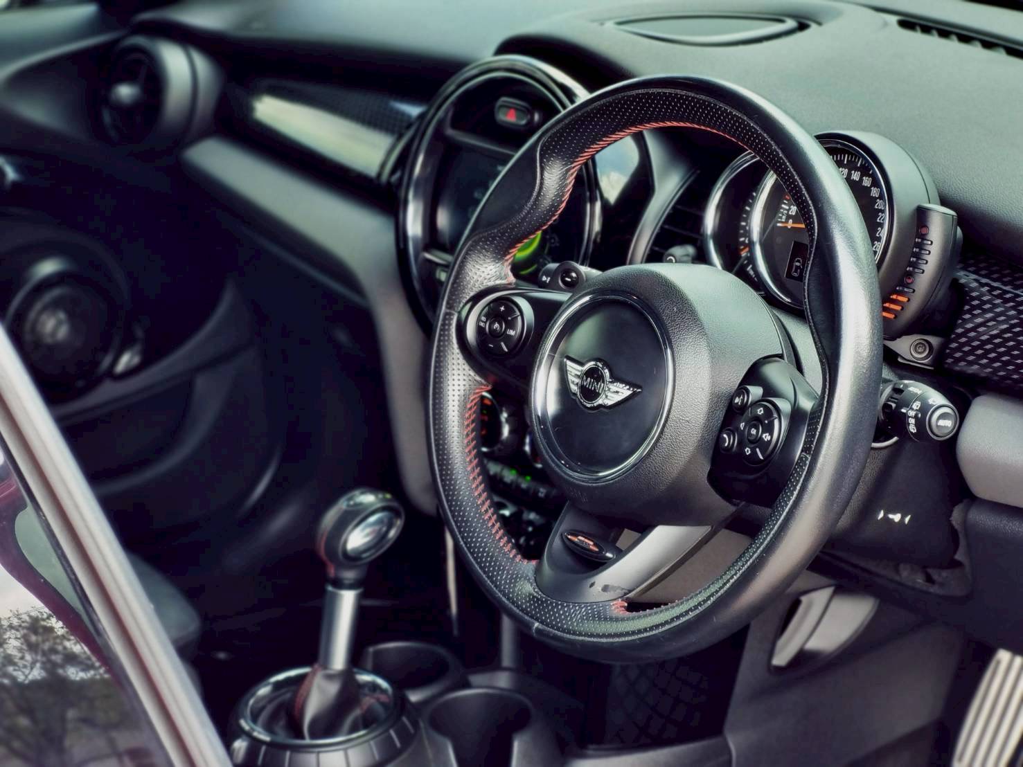 2015 Mini Cooper (Hatch) Look3 F55 (5 ประตู) สีแดง (รูปที่ 9)