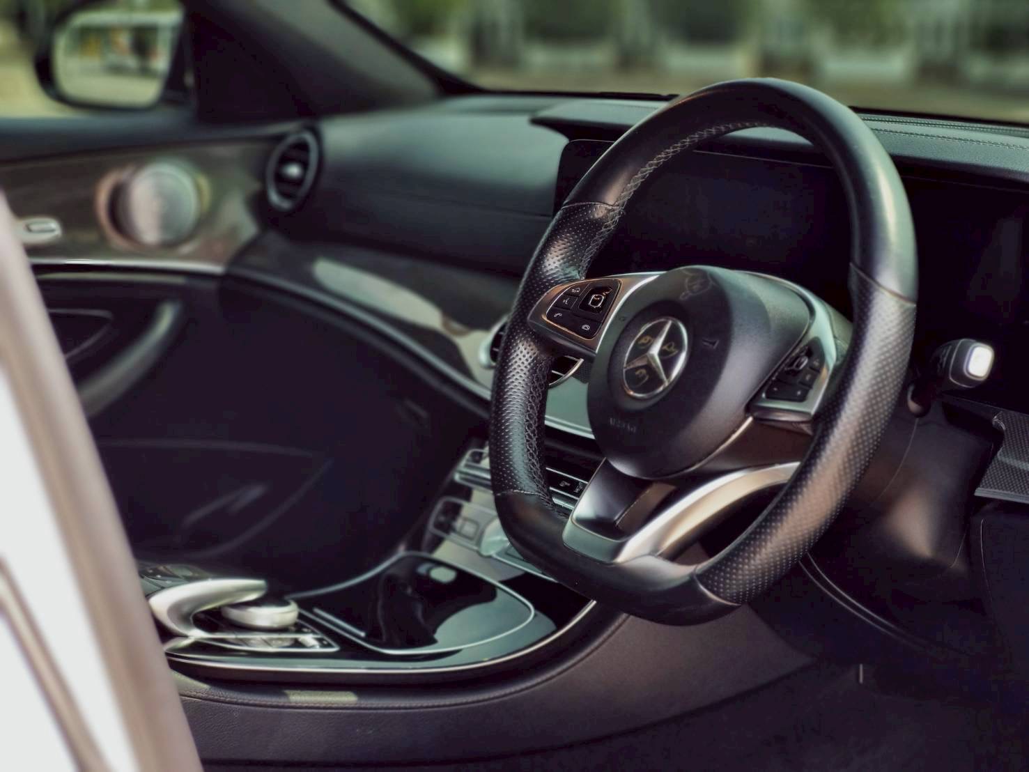 2019 Mercedes-Benz E-Class W213 E300e สีขาว (รูปที่ 9)