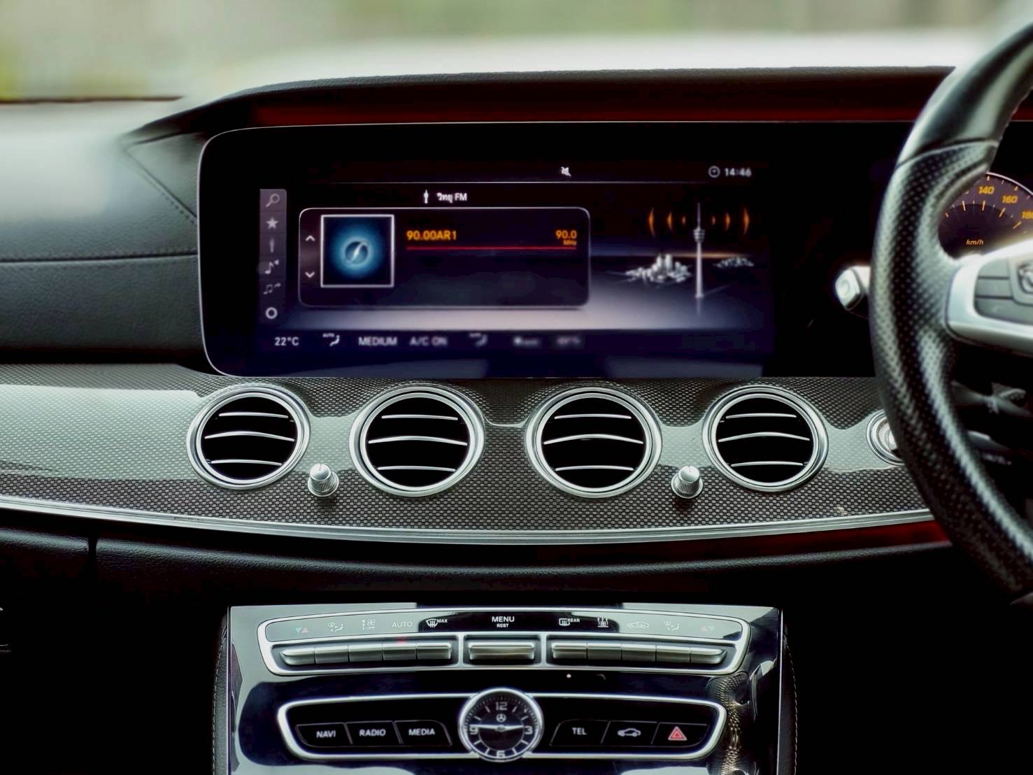 2019 Mercedes-Benz E-Class W213 E300e สีขาว (รูปที่ 13)