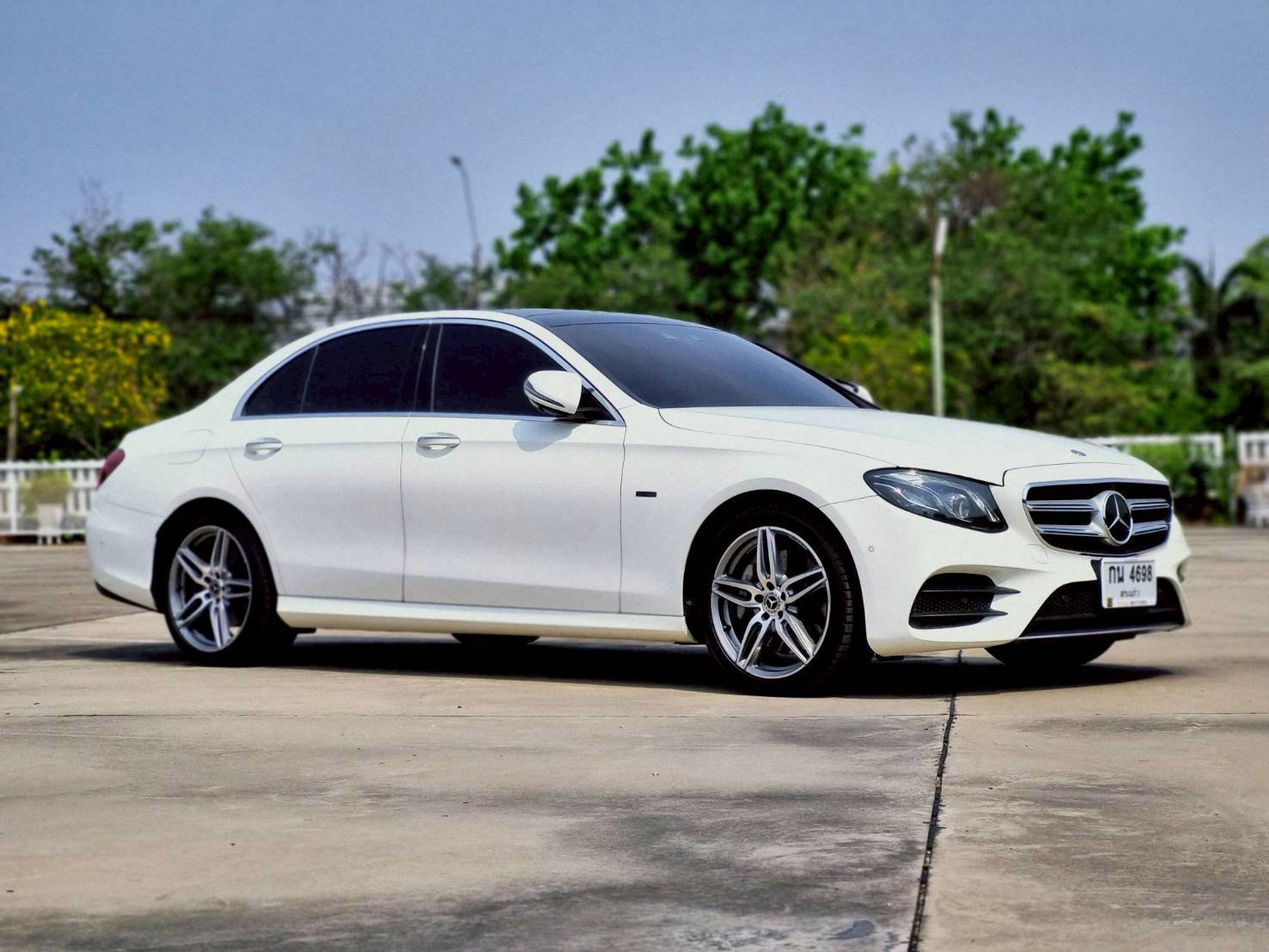 2019 Mercedes-Benz E-Class W213 E300e สีขาว (รูปที่ 3)