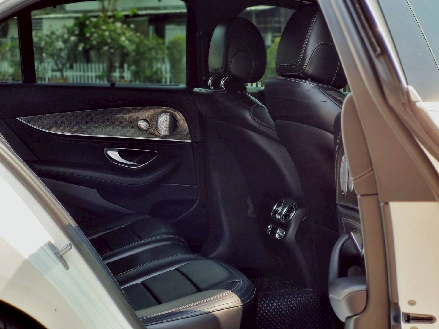 2019 Mercedes-Benz E-Class W213 E300e สีขาว (รูปที่ 10)