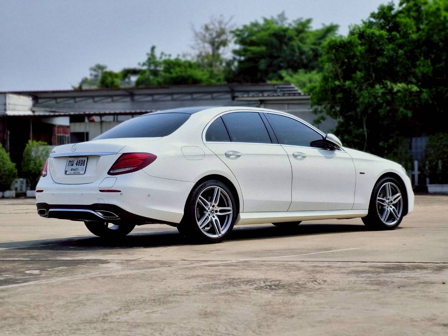 2019 Mercedes-Benz E-Class W213 E300e สีขาว (รูปที่ 4)
