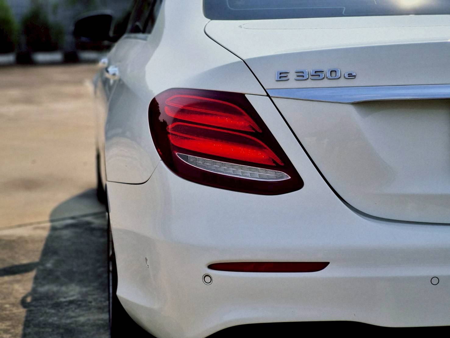 2019 Mercedes-Benz E-Class W213 E300e สีขาว (รูปที่ 18)