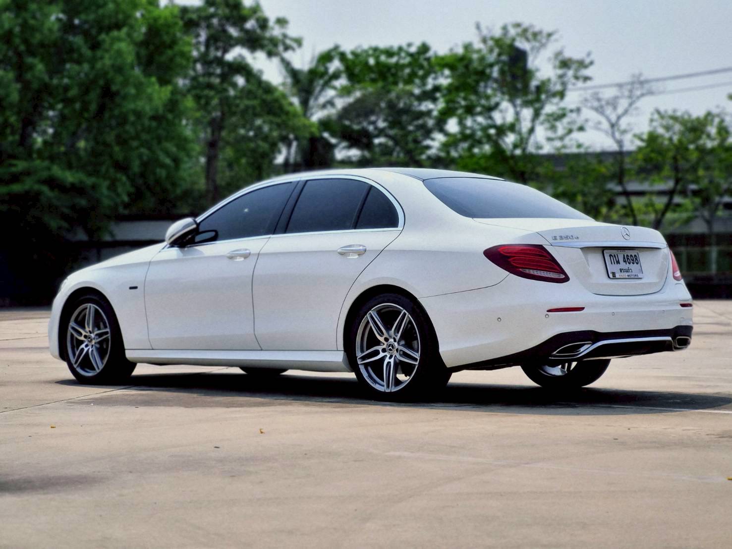 2019 Mercedes-Benz E-Class W213 E300e สีขาว (รูปที่ 6)