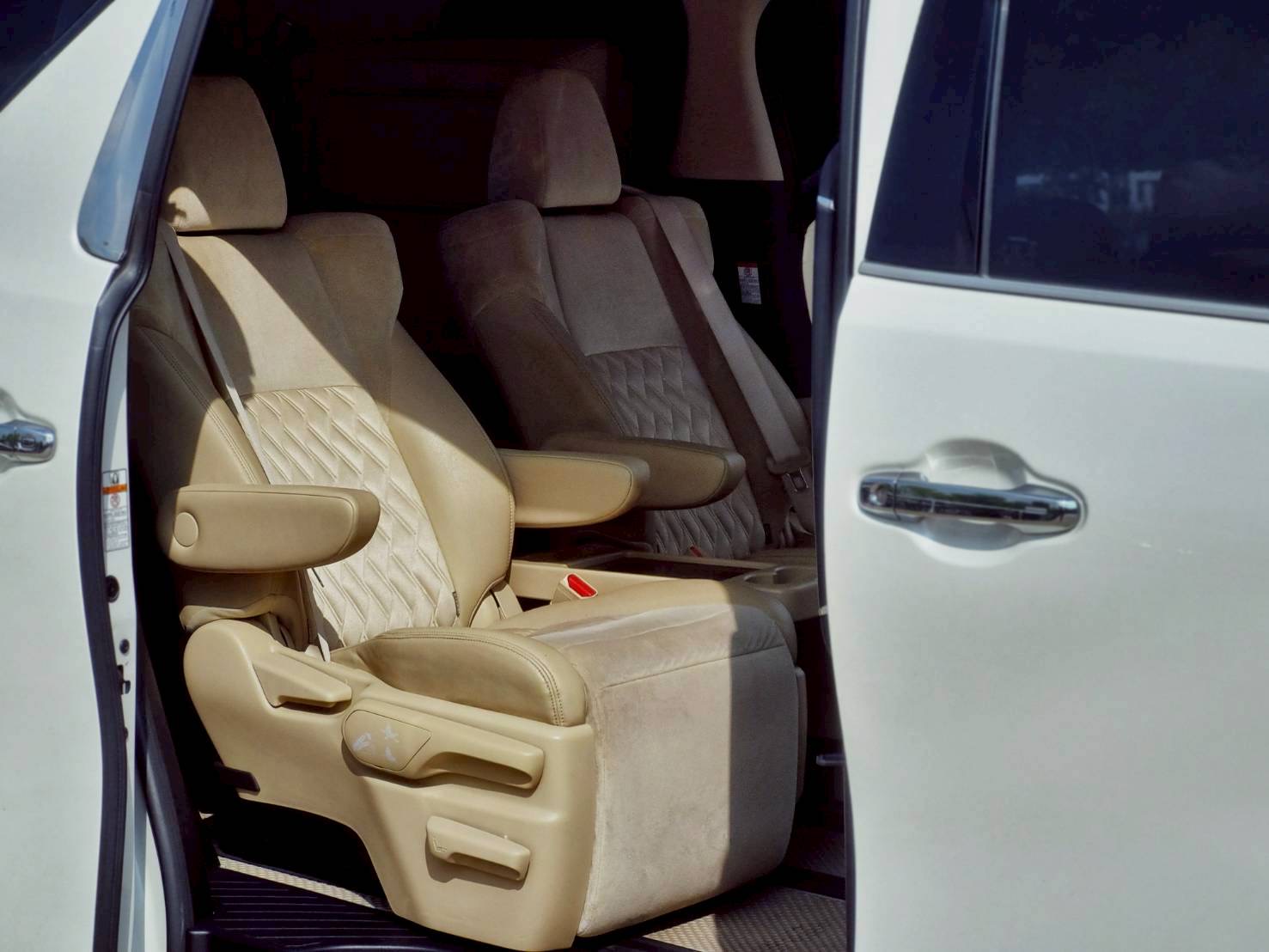 2016 Toyota Vellfire สีขาว (รูปที่ 8)