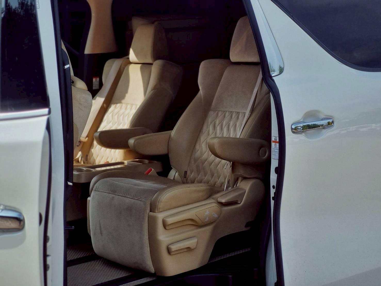 2016 Toyota Vellfire สีขาว (รูปที่ 7)