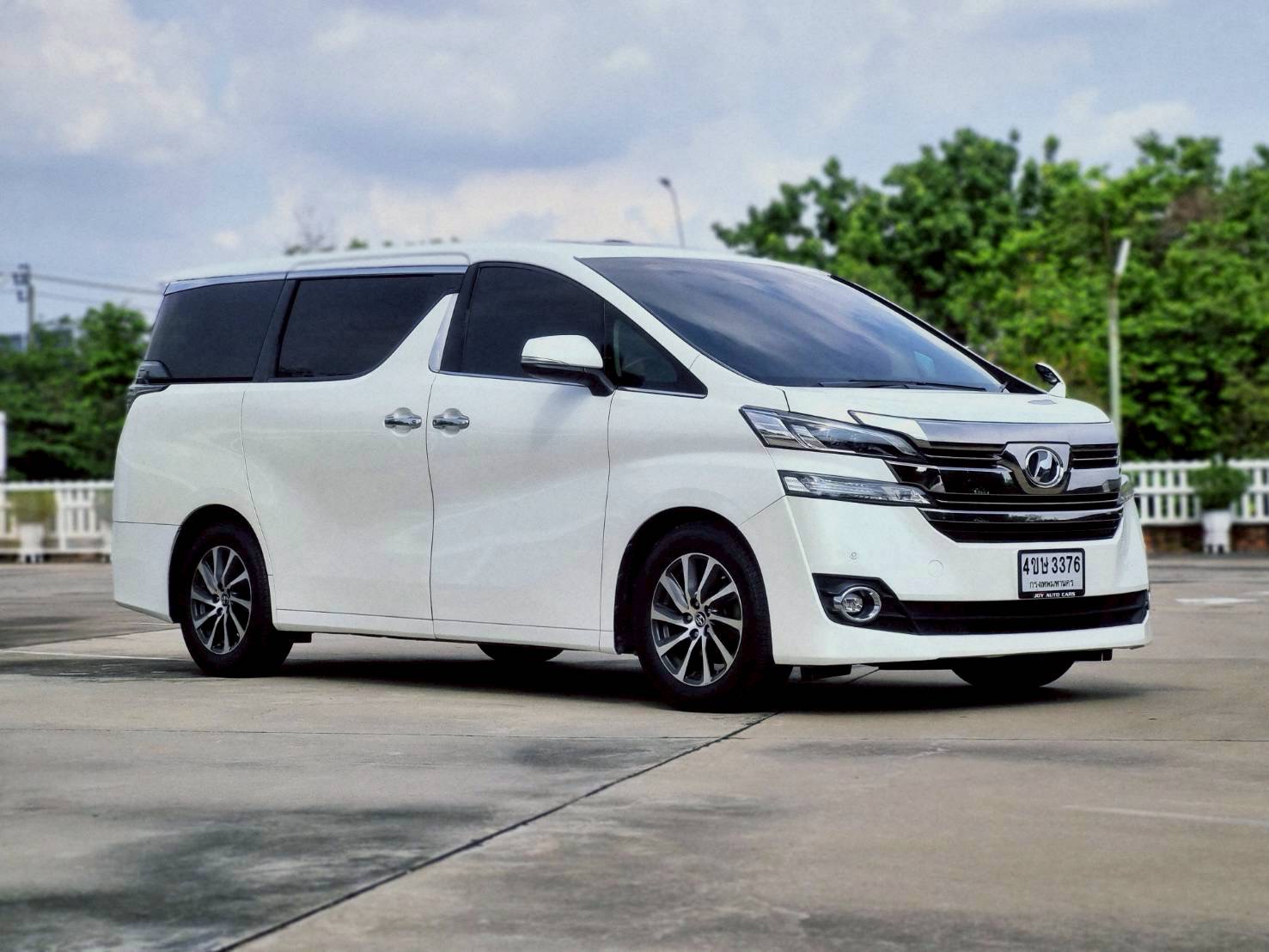 2016 Toyota Vellfire สีขาว (รูปที่ 2)