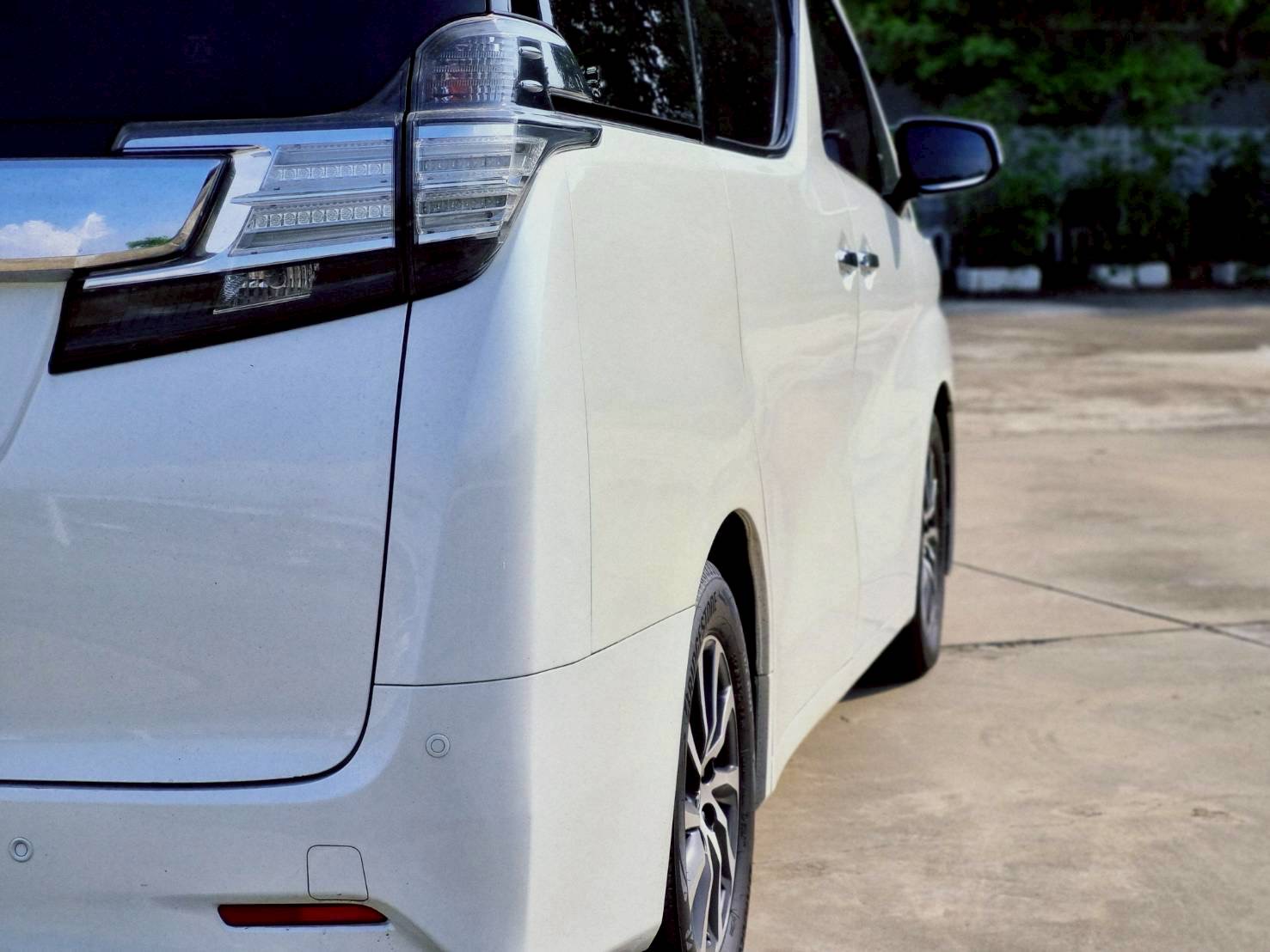 2016 Toyota Vellfire สีขาว (รูปที่ 18)