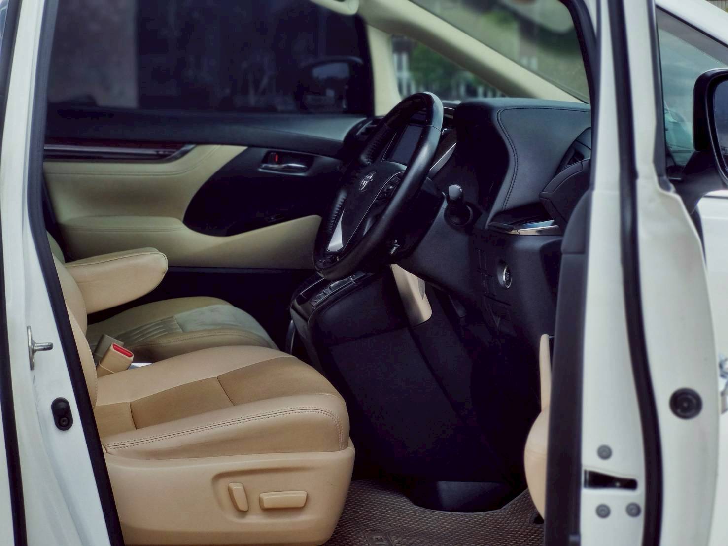 2016 Toyota Vellfire สีขาว (รูปที่ 9)